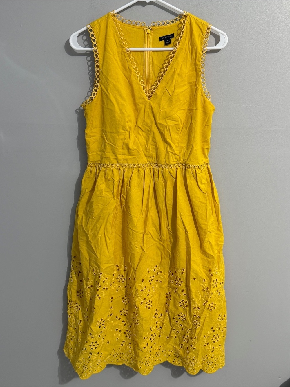 Ann Taylor Dress Womens 4 Eyelet Sunshine Yellow Sleeveless Feminine V Neck